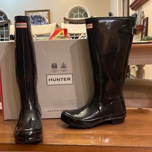 Tall, adjustable back gloss waterproof rain boot.